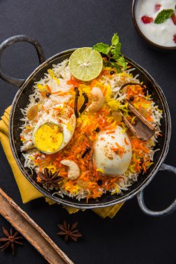 Kadhai veya kadai yoğurt dip, seçici odak, yumurta biryani veya anda pirinç veya yumurta pilav ile Basmati pirinç yavaş yavaş kavrulmuş Masala yumurta ve baharatları ile pişmiş servis