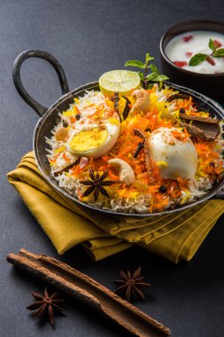Kadhai veya kadai yoğurt dip, seçici odak, yumurta biryani veya anda pirinç veya yumurta pilav ile Basmati pirinç yavaş yavaş kavrulmuş Masala yumurta ve baharatları ile pişmiş servis