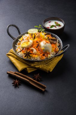 Kadhai veya kadai yoğurt dip, seçici odak, yumurta biryani veya anda pirinç veya yumurta pilav ile Basmati pirinç yavaş yavaş kavrulmuş Masala yumurta ve baharatları ile pişmiş servis
