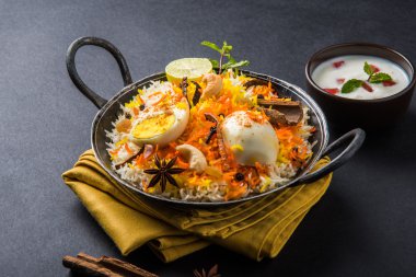 Kadhai veya kadai yoğurt dip, seçici odak, yumurta biryani veya anda pirinç veya yumurta pilav ile Basmati pirinç yavaş yavaş kavrulmuş Masala yumurta ve baharatları ile pişmiş servis