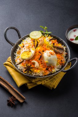 Kadhai veya kadai yoğurt dip, seçici odak, yumurta biryani veya anda pirinç veya yumurta pilav ile Basmati pirinç yavaş yavaş kavrulmuş Masala yumurta ve baharatları ile pişmiş servis