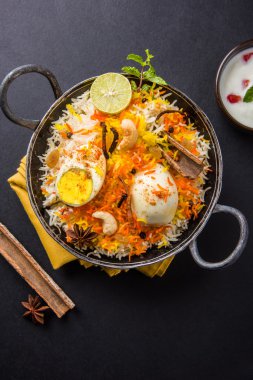 Kadhai veya kadai yoğurt dip, seçici odak, yumurta biryani veya anda pirinç veya yumurta pilav ile Basmati pirinç yavaş yavaş kavrulmuş Masala yumurta ve baharatları ile pişmiş servis