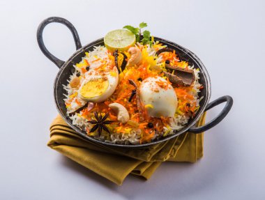 Kadhai veya kadai yoğurt dip, seçici odak, yumurta biryani veya anda pirinç veya yumurta pilav ile Basmati pirinç yavaş yavaş kavrulmuş Masala yumurta ve baharatları ile pişmiş servis