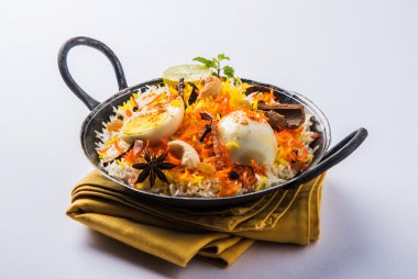 Kadhai veya kadai yoğurt dip, seçici odak, yumurta biryani veya anda pirinç veya yumurta pilav ile Basmati pirinç yavaş yavaş kavrulmuş Masala yumurta ve baharatları ile pişmiş servis
