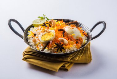 Kadhai veya kadai yoğurt dip, seçici odak, yumurta biryani veya anda pirinç veya yumurta pilav ile Basmati pirinç yavaş yavaş kavrulmuş Masala yumurta ve baharatları ile pişmiş servis