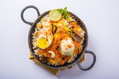 Kadhai veya kadai yoğurt dip, seçici odak, yumurta biryani veya anda pirinç veya yumurta pilav ile Basmati pirinç yavaş yavaş kavrulmuş Masala yumurta ve baharatları ile pişmiş servis