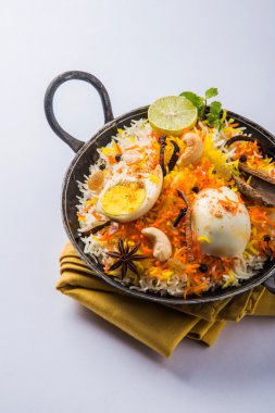 Kadhai veya kadai yoğurt dip, seçici odak, yumurta biryani veya anda pirinç veya yumurta pilav ile Basmati pirinç yavaş yavaş kavrulmuş Masala yumurta ve baharatları ile pişmiş servis