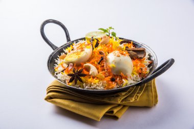 Kadhai veya kadai yoğurt dip, seçici odak, yumurta biryani veya anda pirinç veya yumurta pilav ile Basmati pirinç yavaş yavaş kavrulmuş Masala yumurta ve baharatları ile pişmiş servis