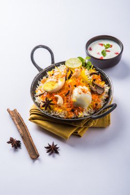 Kadhai veya kadai yoğurt dip, seçici odak, yumurta biryani veya anda pirinç veya yumurta pilav ile Basmati pirinç yavaş yavaş kavrulmuş Masala yumurta ve baharatları ile pişmiş servis