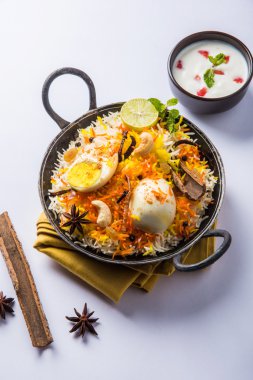 Kadhai veya kadai yoğurt dip, seçici odak, yumurta biryani veya anda pirinç veya yumurta pilav ile Basmati pirinç yavaş yavaş kavrulmuş Masala yumurta ve baharatları ile pişmiş servis