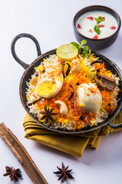 Kadhai veya kadai yoğurt dip, seçici odak, yumurta biryani veya anda pirinç veya yumurta pilav ile Basmati pirinç yavaş yavaş kavrulmuş Masala yumurta ve baharatları ile pişmiş servis