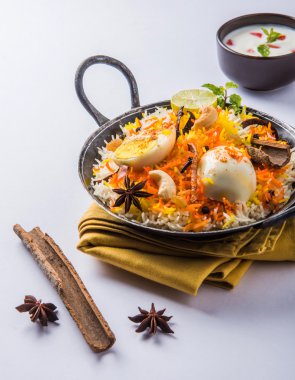 Kadhai veya kadai yoğurt dip, seçici odak, yumurta biryani veya anda pirinç veya yumurta pilav ile Basmati pirinç yavaş yavaş kavrulmuş Masala yumurta ve baharatları ile pişmiş servis