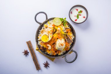Kadhai veya kadai yoğurt dip, seçici odak, yumurta biryani veya anda pirinç veya yumurta pilav ile Basmati pirinç yavaş yavaş kavrulmuş Masala yumurta ve baharatları ile pişmiş servis