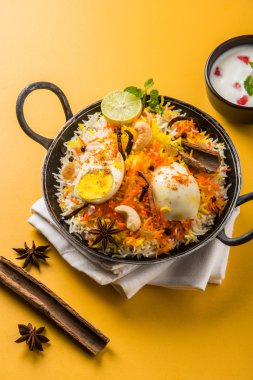 Kadhai veya kadai yoğurt dip, seçici odak, yumurta biryani veya anda pirinç veya yumurta pilav ile Basmati pirinç yavaş yavaş kavrulmuş Masala yumurta ve baharatları ile pişmiş servis