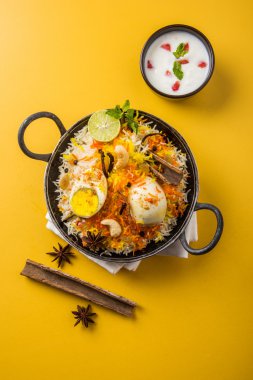 Kadhai veya kadai yoğurt dip, seçici odak, yumurta biryani veya anda pirinç veya yumurta pilav ile Basmati pirinç yavaş yavaş kavrulmuş Masala yumurta ve baharatları ile pişmiş servis