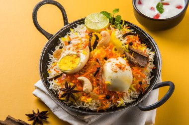 Kadhai veya kadai yoğurt dip, seçici odak, yumurta biryani veya anda pirinç veya yumurta pilav ile Basmati pirinç yavaş yavaş kavrulmuş Masala yumurta ve baharatları ile pişmiş servis