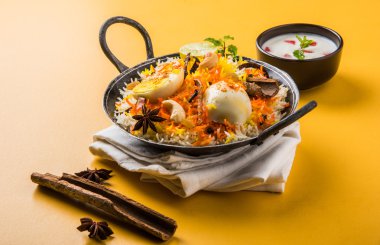Kadhai veya kadai yoğurt dip, seçici odak, yumurta biryani veya anda pirinç veya yumurta pilav ile Basmati pirinç yavaş yavaş kavrulmuş Masala yumurta ve baharatları ile pişmiş servis