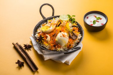 Kadhai veya kadai yoğurt dip, seçici odak, yumurta biryani veya anda pirinç veya yumurta pilav ile Basmati pirinç yavaş yavaş kavrulmuş Masala yumurta ve baharatları ile pişmiş servis