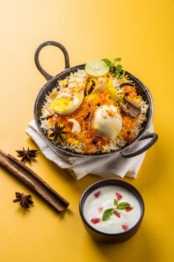 Kadhai veya kadai yoğurt dip, seçici odak, yumurta biryani veya anda pirinç veya yumurta pilav ile Basmati pirinç yavaş yavaş kavrulmuş Masala yumurta ve baharatları ile pişmiş servis