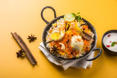 Kadhai veya kadai yoğurt dip, seçici odak, yumurta biryani veya anda pirinç veya yumurta pilav ile Basmati pirinç yavaş yavaş kavrulmuş Masala yumurta ve baharatları ile pişmiş servis
