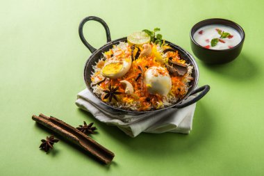 Kadhai veya kadai yoğurt dip, seçici odak, yumurta biryani veya anda pirinç veya yumurta pilav ile Basmati pirinç yavaş yavaş kavrulmuş Masala yumurta ve baharatları ile pişmiş servis