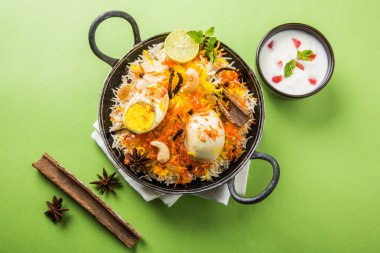 Kadhai veya kadai yoğurt dip, seçici odak, yumurta biryani veya anda pirinç veya yumurta pilav ile Basmati pirinç yavaş yavaş kavrulmuş Masala yumurta ve baharatları ile pişmiş servis