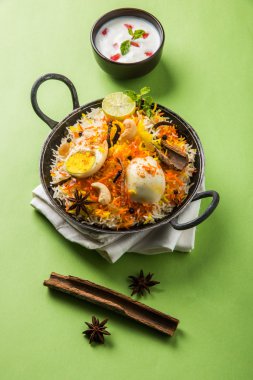 Kadhai veya kadai yoğurt dip, seçici odak, yumurta biryani veya anda pirinç veya yumurta pilav ile Basmati pirinç yavaş yavaş kavrulmuş Masala yumurta ve baharatları ile pişmiş servis