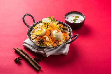 Kadhai veya kadai yoğurt dip, seçici odak, yumurta biryani veya anda pirinç veya yumurta pilav ile Basmati pirinç yavaş yavaş kavrulmuş Masala yumurta ve baharatları ile pişmiş servis