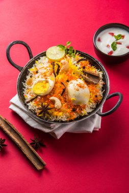 Kadhai veya kadai yoğurt dip, seçici odak, yumurta biryani veya anda pirinç veya yumurta pilav ile Basmati pirinç yavaş yavaş kavrulmuş Masala yumurta ve baharatları ile pişmiş servis
