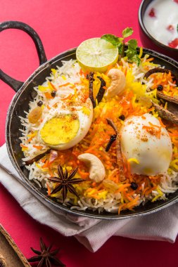 Kadhai veya kadai yoğurt dip, seçici odak, yumurta biryani veya anda pirinç veya yumurta pilav ile Basmati pirinç yavaş yavaş kavrulmuş Masala yumurta ve baharatları ile pişmiş servis