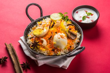 Kadhai veya kadai yoğurt dip, seçici odak, yumurta biryani veya anda pirinç veya yumurta pilav ile Basmati pirinç yavaş yavaş kavrulmuş Masala yumurta ve baharatları ile pişmiş servis