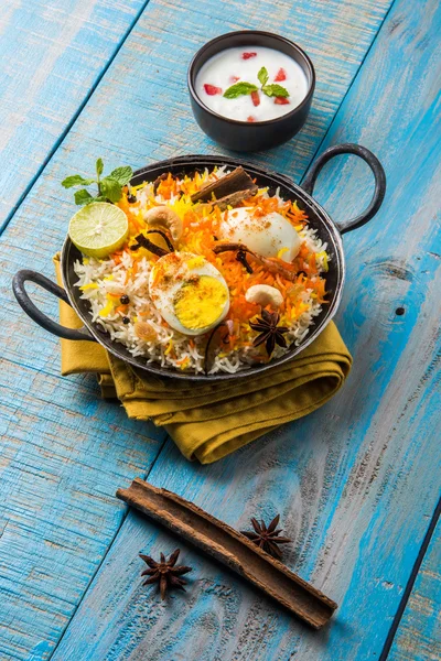 Arroz basmati cocinado lentamente con huevo asado Masala y especias servidas en kadhai o kadai con salsa de yogur, enfoque selectivo, biryani huevo o un arroz anda o arroz con huevo —  Fotos de Stock