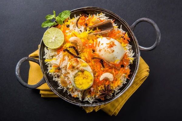 Basmati-Reis langsam gekocht mit Masala-gebratenem Ei und Gewürzen, serviert in Kadhai oder Kadai mit Joghurt-Dip, selektivem Fokus, Ei-Biryani oder Ananda-Reis oder Eierreis — Stockfoto