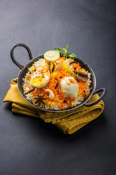 Kadhai veya kadai yoğurt dip, seçici odak, yumurta biryani veya anda pirinç veya yumurta pilav ile Basmati pirinç yavaş yavaş kavrulmuş Masala yumurta ve baharatları ile pişmiş servis