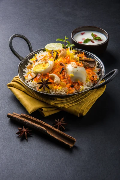 Kadhai veya kadai yoğurt dip, seçici odak, yumurta biryani veya anda pirinç veya yumurta pilav ile Basmati pirinç yavaş yavaş kavrulmuş Masala yumurta ve baharatları ile pişmiş servis