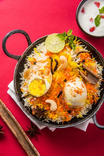 Kadhai veya kadai yoğurt dip, seçici odak, yumurta biryani veya anda pirinç veya yumurta pilav ile Basmati pirinç yavaş yavaş kavrulmuş Masala yumurta ve baharatları ile pişmiş servis — Stok fotoğraf