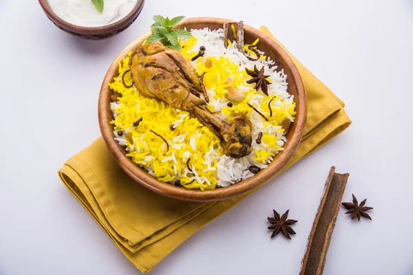 Frango Biryani com iogurte mergulhar em belo fundo mal-humorado, foco seletivo — Fotografia de Stock