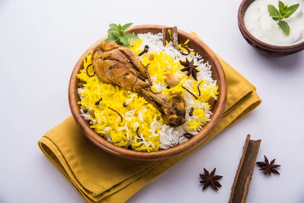 Frango Biryani com iogurte mergulhar em belo fundo mal-humorado, foco seletivo — Fotografia de Stock