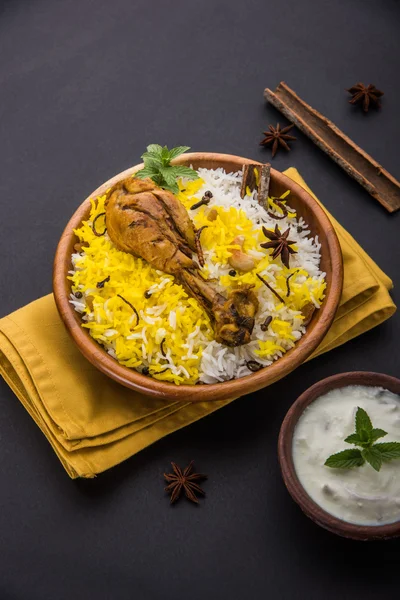 Frango Biryani com iogurte mergulhar em belo fundo mal-humorado, foco seletivo — Fotografia de Stock