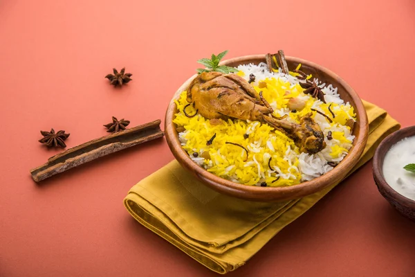 Poulet Biryani avec trempette au yaourt sur un beau fond humide, mise au point sélective — Photo