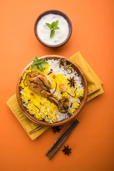 Pollo Biryani con salsa de yogur en hermoso fondo malhumorado, enfoque selectivo —  Fotos de Stock