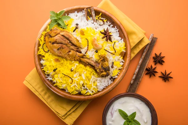 Frango Biryani com iogurte mergulhar em belo fundo mal-humorado, foco seletivo — Fotografia de Stock