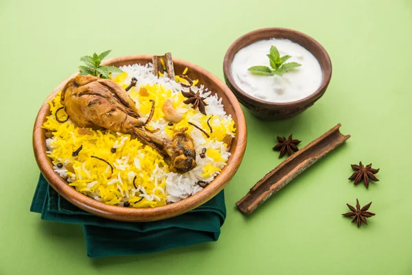 Poulet Biryani avec trempette au yaourt sur un beau fond humide, mise au point sélective — Photo