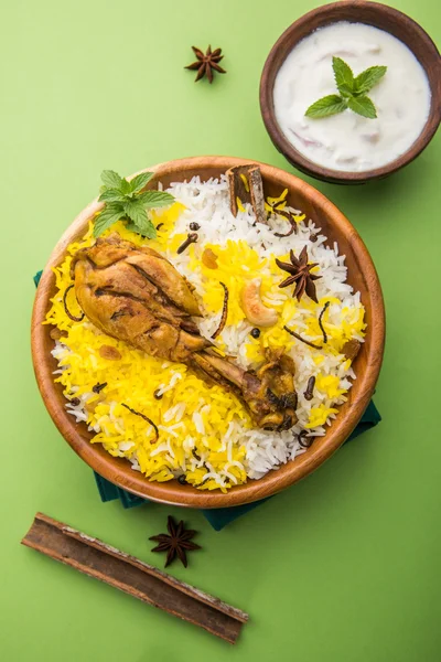 Frango Biryani com iogurte mergulhar em belo fundo mal-humorado, foco seletivo — Fotografia de Stock