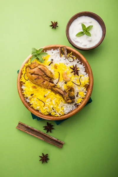 Chicken Biryani mit Joghurt-Dip auf wunderschönem launischen Hintergrund, selektiver Fokus — Stockfoto