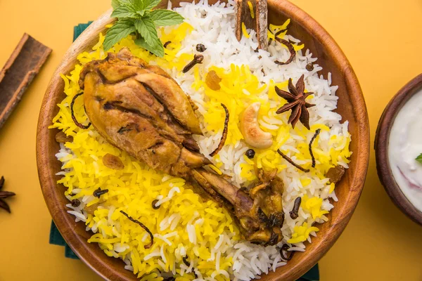 Pollo Biryani con tuffo yogurt su un bellissimo sfondo lunatico, messa a fuoco selettiva — Foto Stock