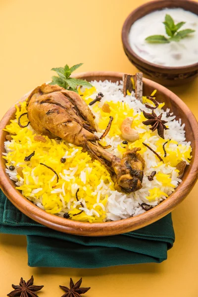 Frango Biryani com iogurte mergulhar em belo fundo mal-humorado, foco seletivo — Fotografia de Stock