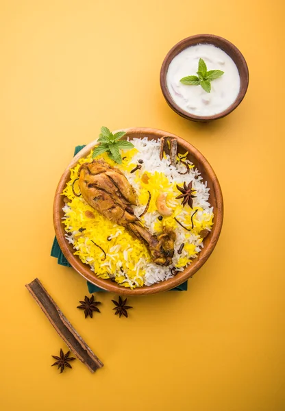 Frango Biryani com iogurte mergulhar em belo fundo mal-humorado, foco seletivo — Fotografia de Stock