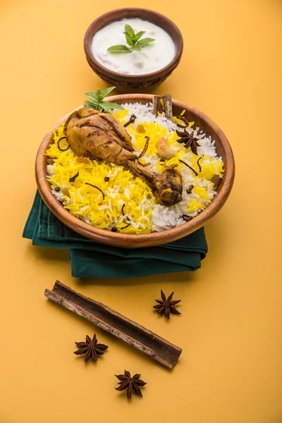 Pollo Biryani con salsa de yogur en hermoso fondo malhumorado, enfoque selectivo —  Fotos de Stock