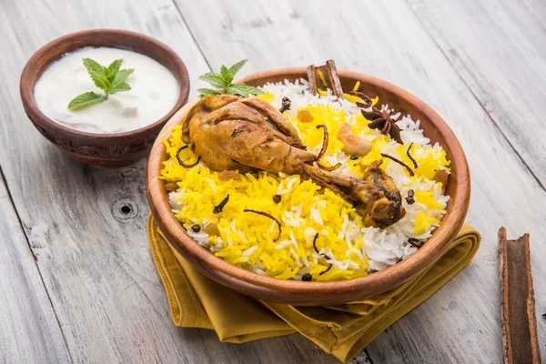 Poulet Biryani avec trempette au yaourt sur un beau fond humide, mise au point sélective — Photo